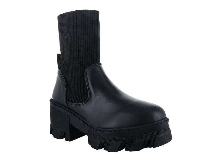 Bota negra de plataforma con suela track y parte superior de tela acanalada.