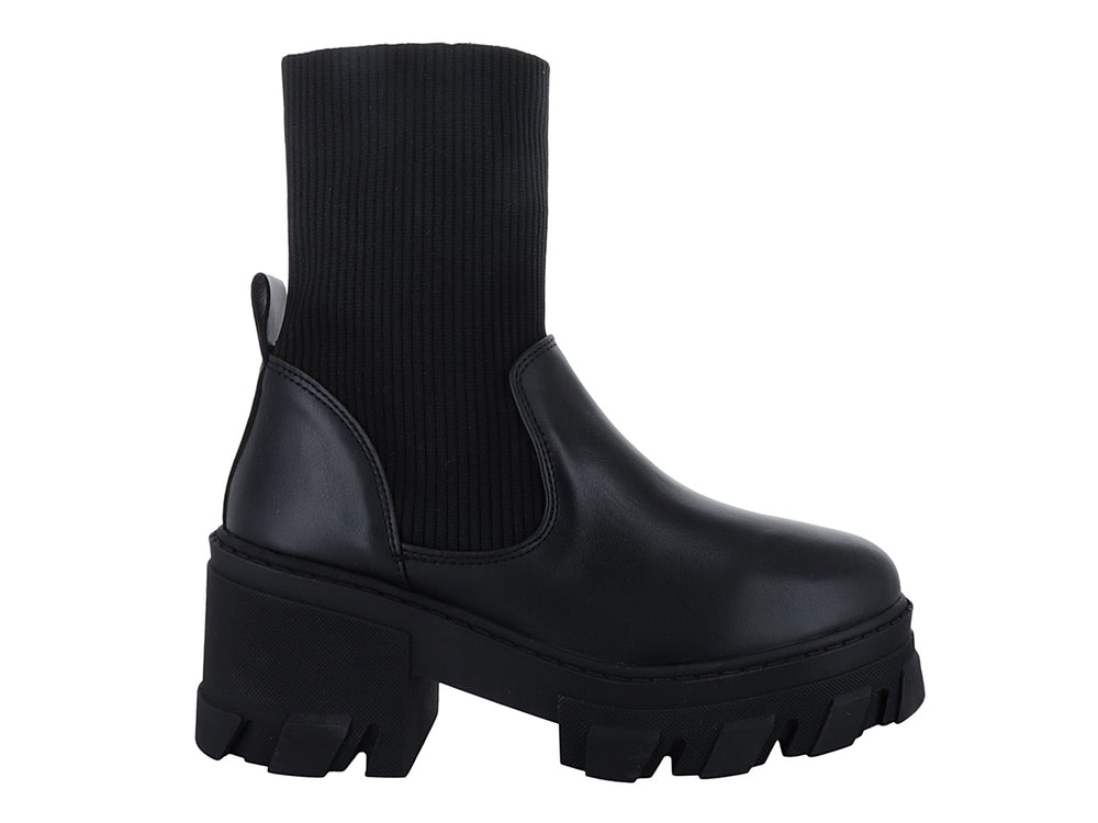 Bota negra de plataforma con suela track y parte superior de tela acanalada.