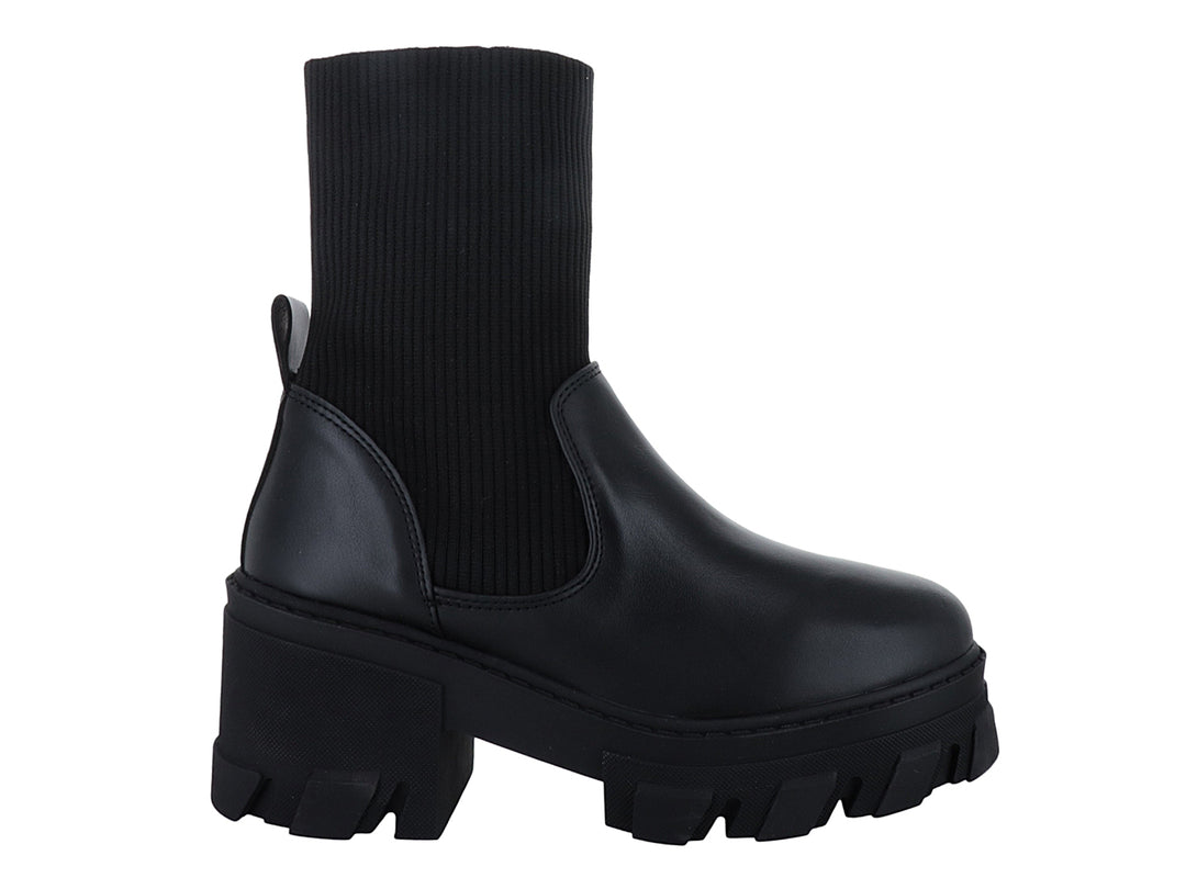 Bota negra de plataforma con suela track y parte superior de tela acanalada.