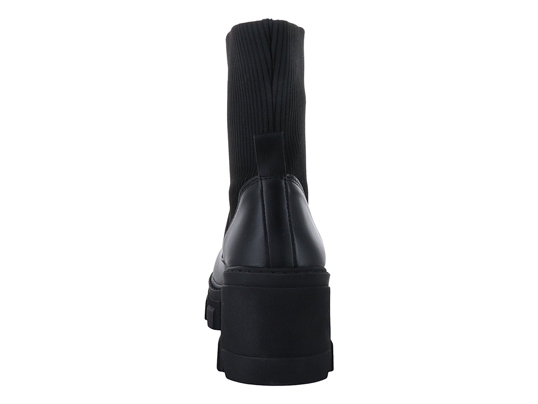 Bota negra de plataforma con suela track y parte superior de tela acanalada.