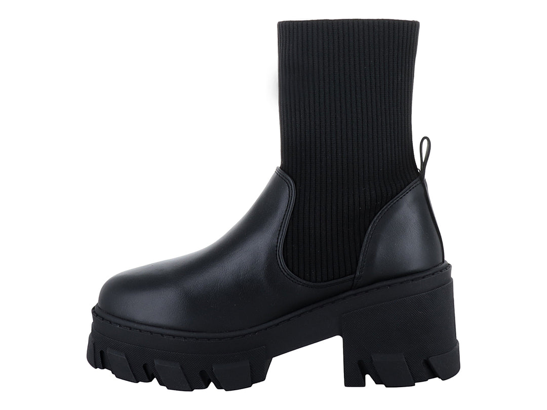 Bota negra de plataforma con suela track y parte superior de tela acanalada.