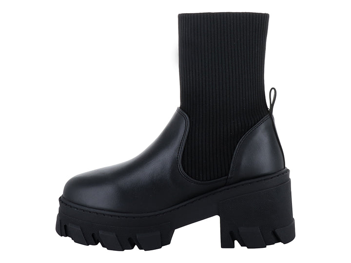 Bota negra de plataforma con suela track y parte superior de tela acanalada.
