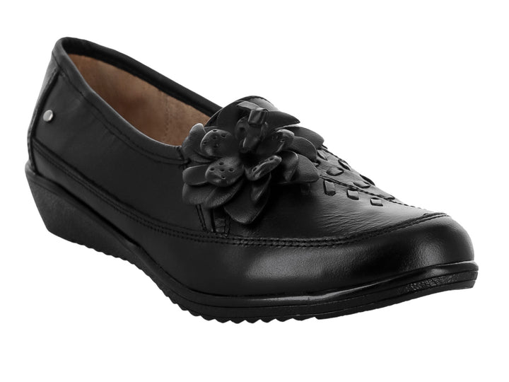 Zapato plano color negro de material napa con detalle decorativo de flor en la parte superior.