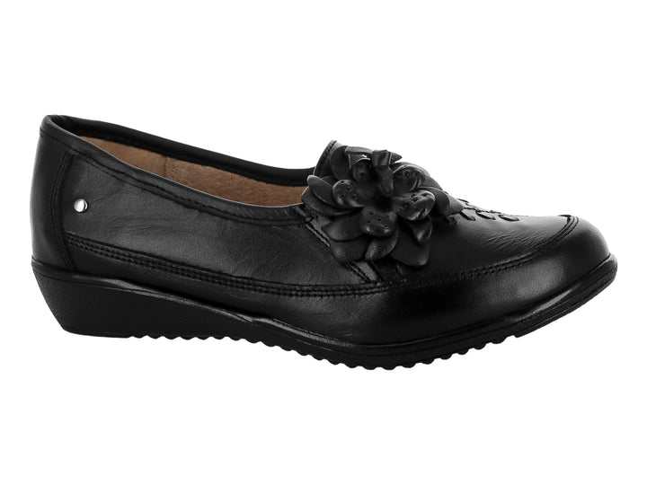 Zapato plano color negro de material napa con detalle decorativo de flor en la parte superior.