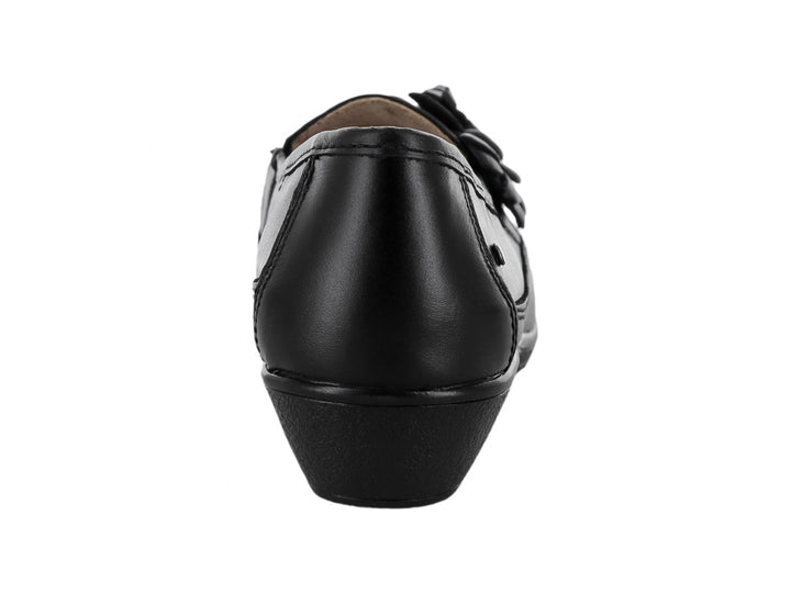 Zapato plano color negro de material napa con detalle decorativo de flor en la parte superior.