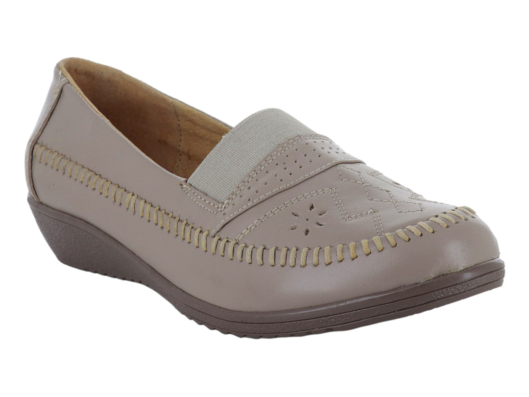 Zapato plano color beige con costuras decorativas y diseño slip-on.