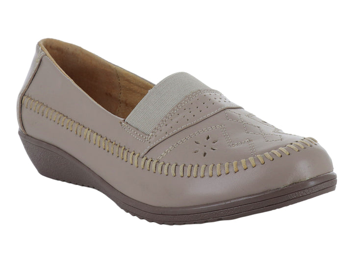 Zapato plano color beige con costuras decorativas y diseño slip-on.