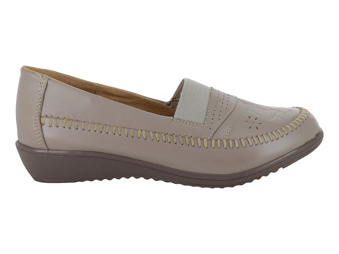Zapato plano color beige con costuras decorativas y diseño slip-on.