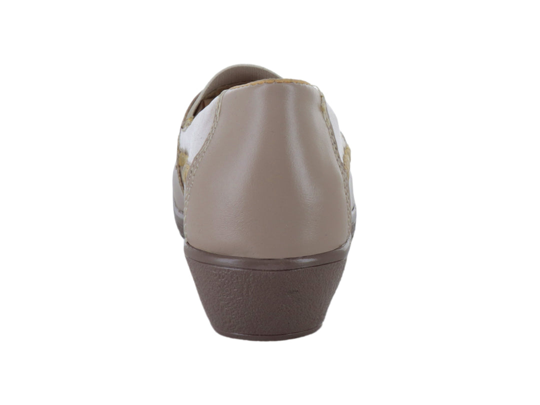 Zapato plano color beige con costuras decorativas y diseño slip-on.