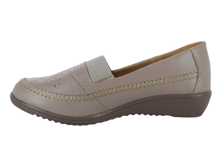Zapato plano color beige con costuras decorativas y diseño slip-on.