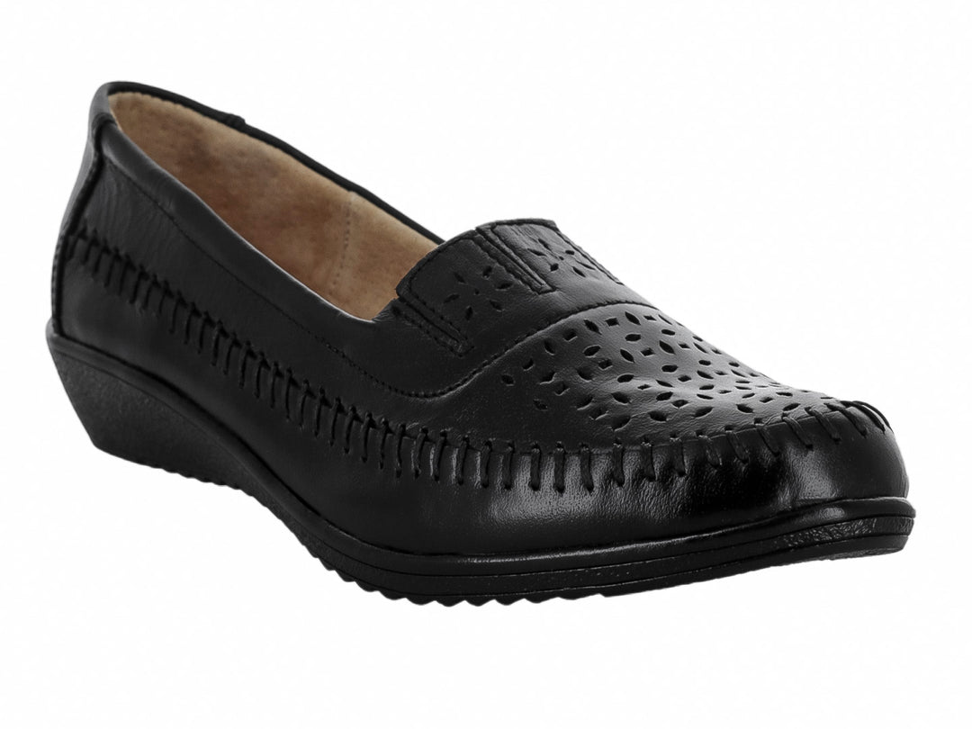 Zapato plano negro de piel con detalles perforados en la parte superior y suela cómoda.