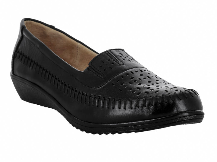 Zapato plano negro de piel con detalles perforados en la parte superior y suela cómoda.
