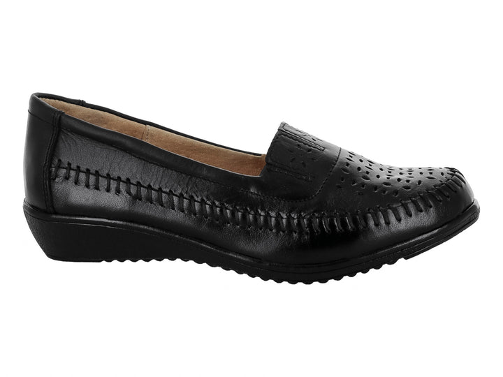 Zapato plano negro de piel con detalles perforados en la parte superior y suela cómoda.