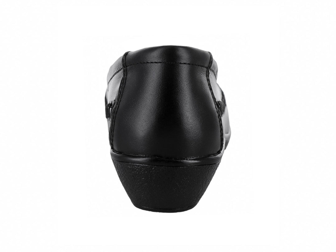 Zapato plano negro de piel con detalles perforados en la parte superior y suela cómoda.