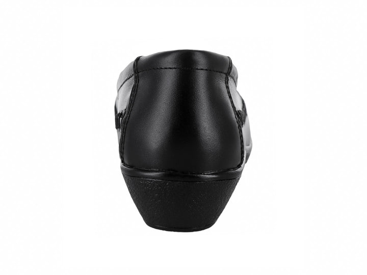 Zapato plano negro de piel con detalles perforados en la parte superior y suela cómoda.