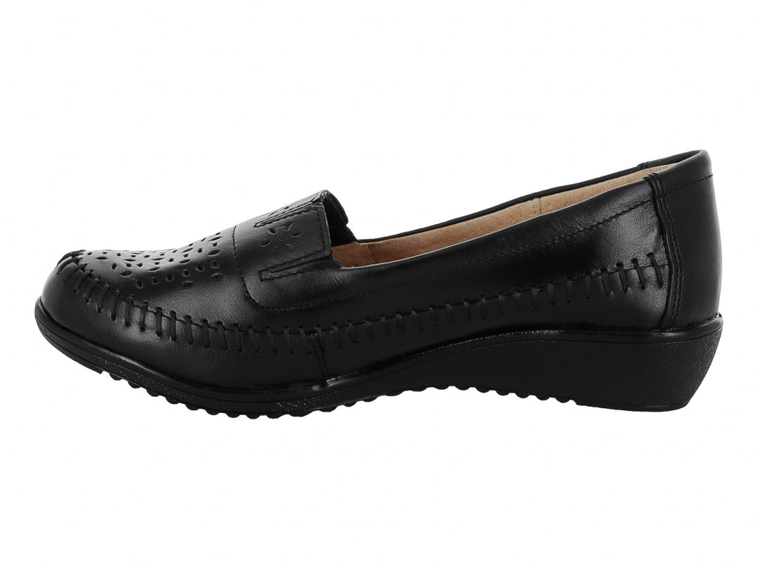 Zapato plano negro de piel con detalles perforados en la parte superior y suela cómoda.