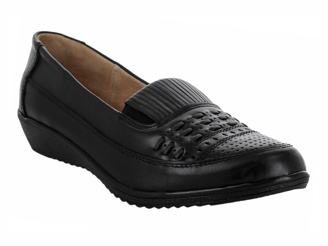 Zapato plano color negro de cuero napa con detalles perforados en la parte superior.