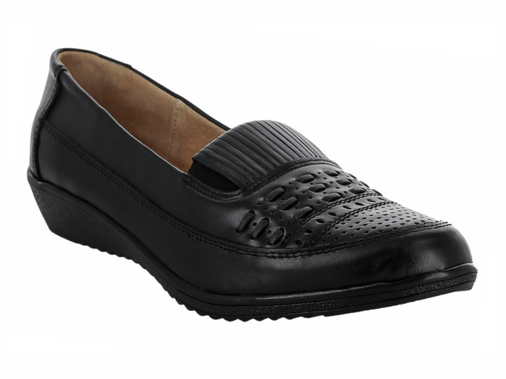 Zapato plano color negro de cuero napa con detalles perforados en la parte superior.