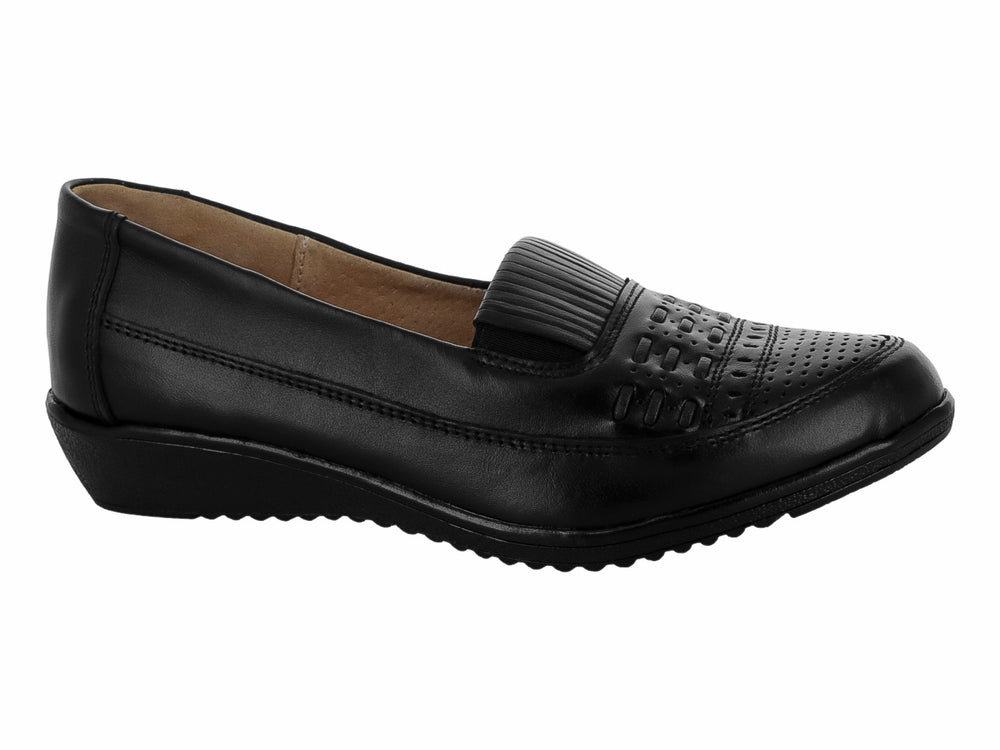 Zapato plano color negro de cuero napa con detalles perforados en la parte superior.