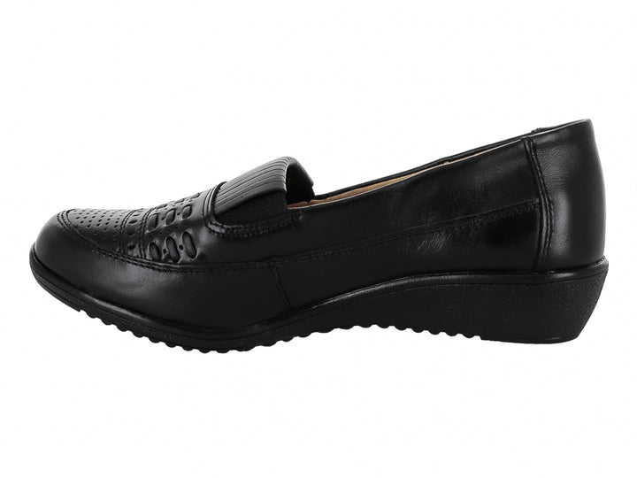 Zapato plano color negro de cuero napa con detalles perforados en la parte superior.