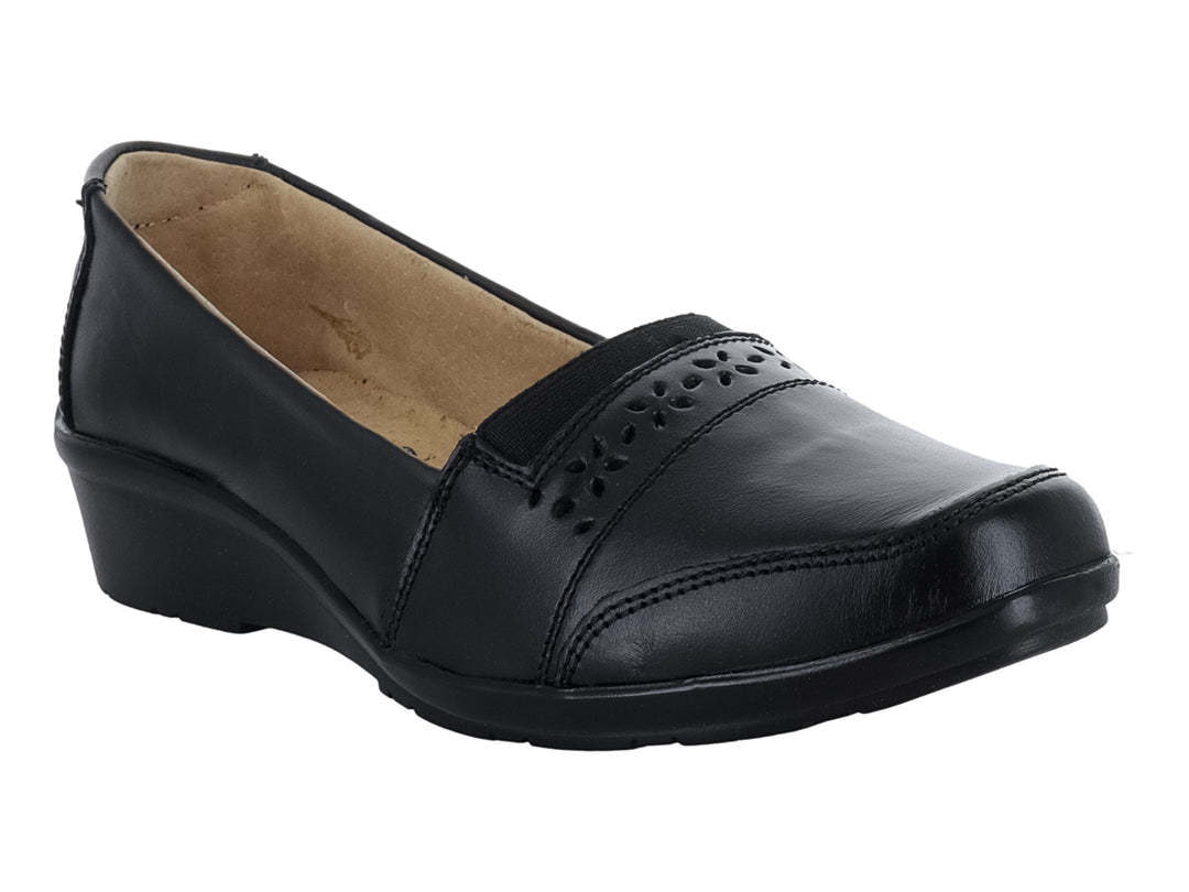 Zapato plano para mujer de color negro con detalles perforados en la parte superior y suela cómoda.