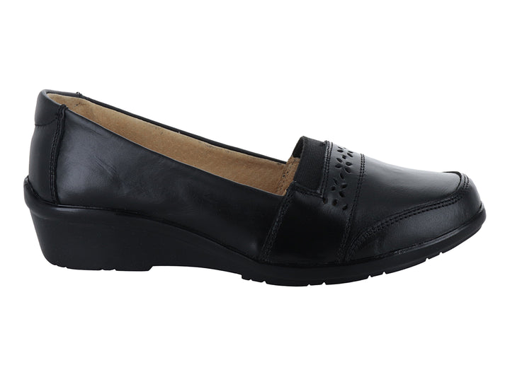 Zapato plano para mujer de color negro con detalles perforados en la parte superior y suela cómoda.