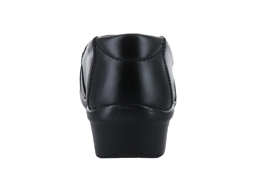 Zapato plano para mujer de color negro con detalles perforados en la parte superior y suela cómoda.