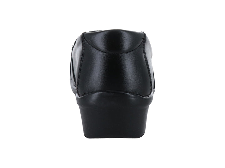 Zapato plano para mujer de color negro con detalles perforados en la parte superior y suela cómoda.