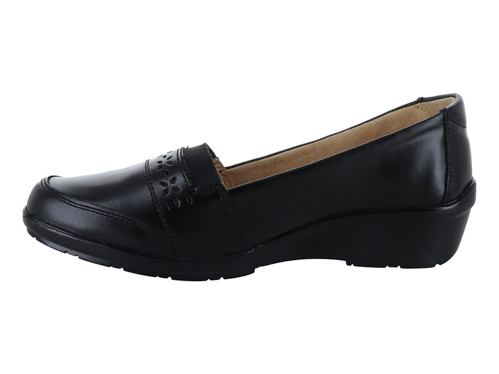 Zapato plano para mujer de color negro con detalles perforados en la parte superior y suela cómoda.