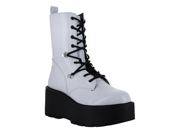 Bota de charol blanco con plataforma negra y agujetas negras para mujer.