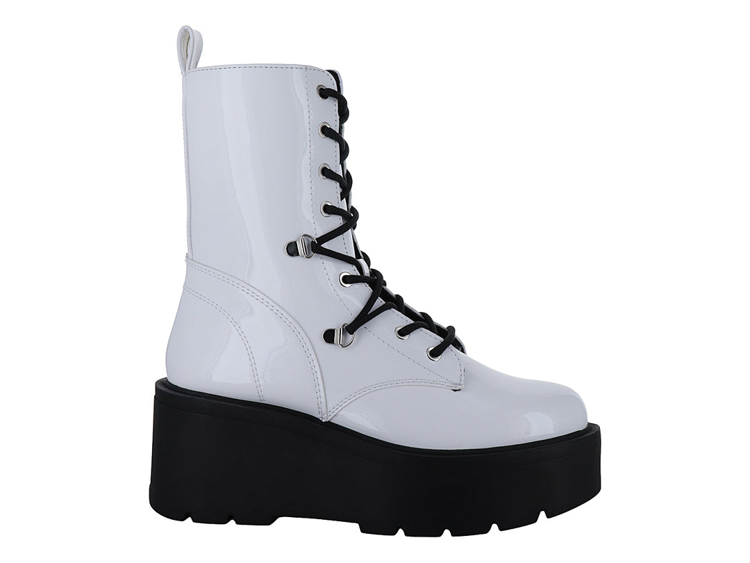 Bota de charol blanco con plataforma negra y agujetas negras para mujer.