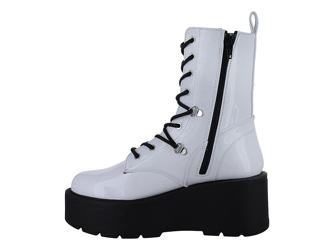 Bota de charol blanco con plataforma negra y agujetas negras para mujer.