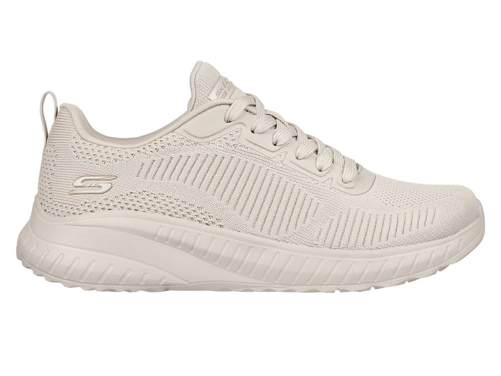 Tenis deportivos Skechers color nude con acabado en tejido y suela cómoda.
