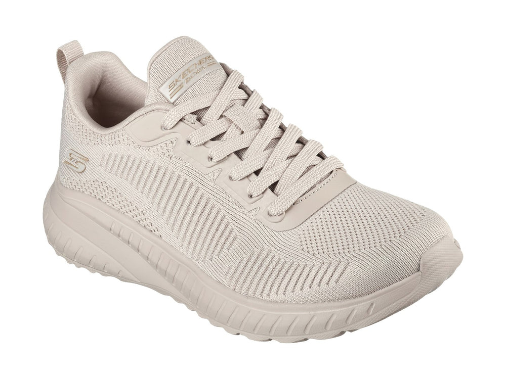 Tenis deportivos Skechers color nude con acabado en tejido y suela cómoda.