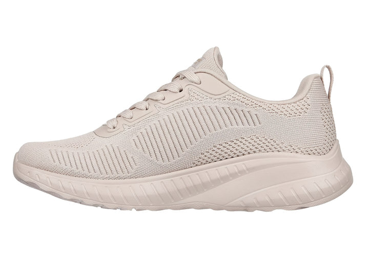 Tenis deportivos Skechers color nude con acabado en tejido y suela cómoda.
