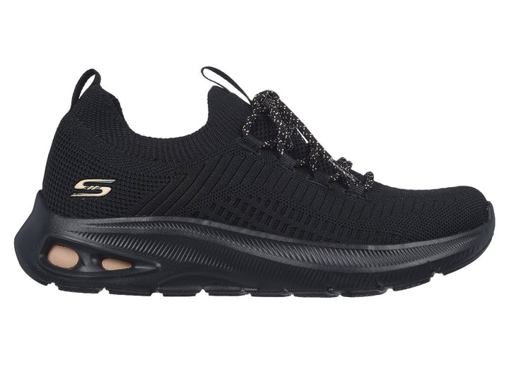 Tenis deportivos Skechers BOBS Sport en color negro con detalles dorados y tejido transpirable.