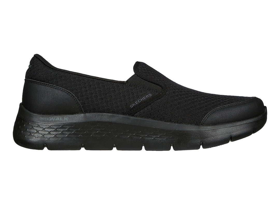Zapato deportivo SKECHERS color negro, estilo slip-on con tejido de malla y suela flexible.