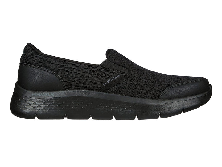 Zapato deportivo SKECHERS color negro, estilo slip-on con tejido de malla y suela flexible.