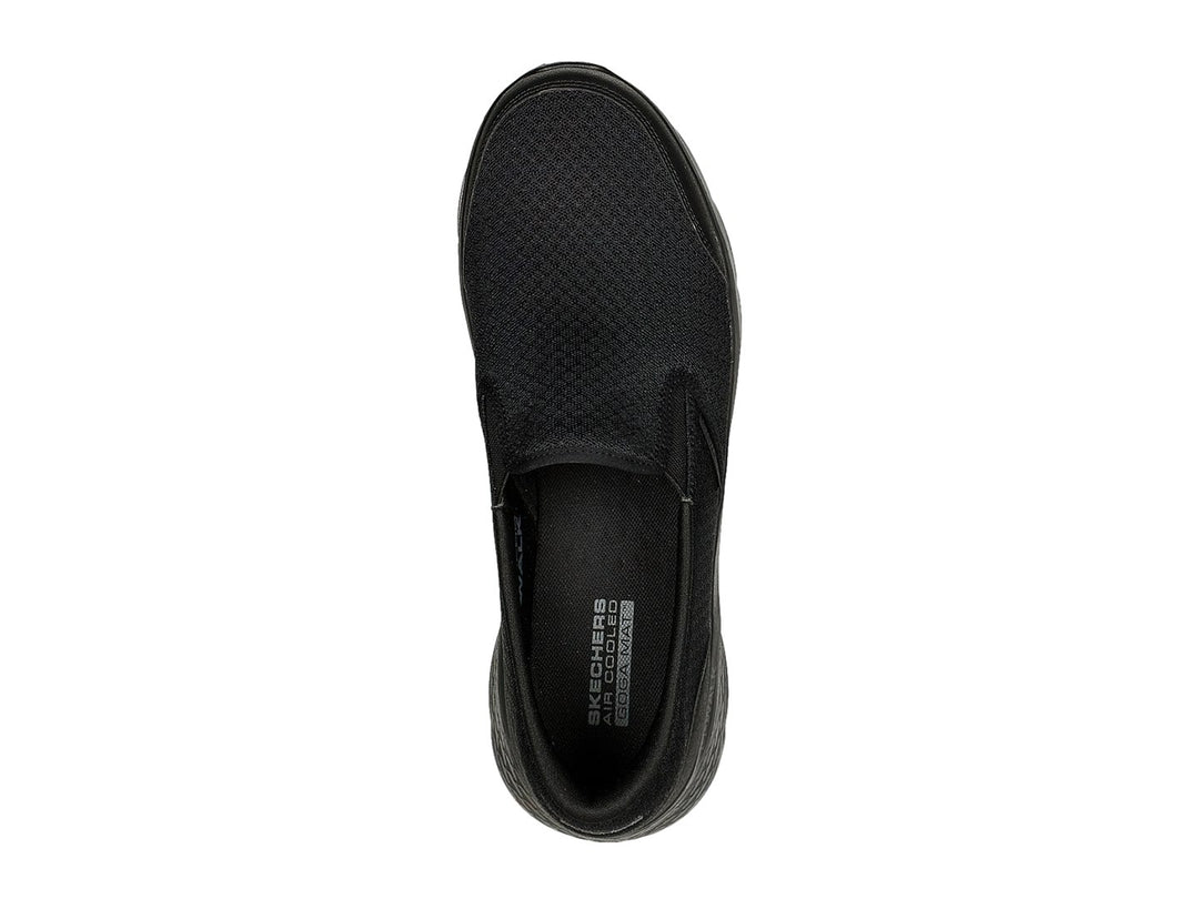 Zapato deportivo SKECHERS color negro, estilo slip-on con tejido de malla y suela flexible.