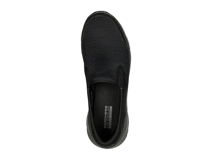 Zapato deportivo SKECHERS color negro, estilo slip-on con tejido de malla y suela flexible.