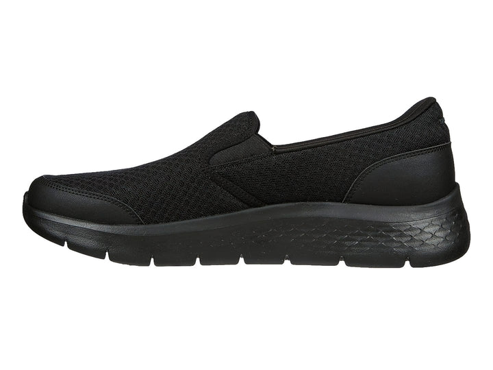 Zapato deportivo SKECHERS color negro, estilo slip-on con tejido de malla y suela flexible.
