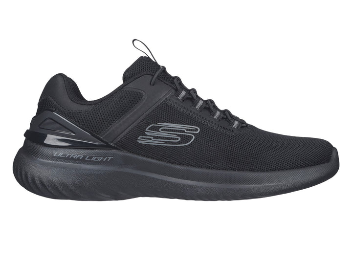 Zapato deportivo Skechers color negro con tejido de malla y suela ligera.