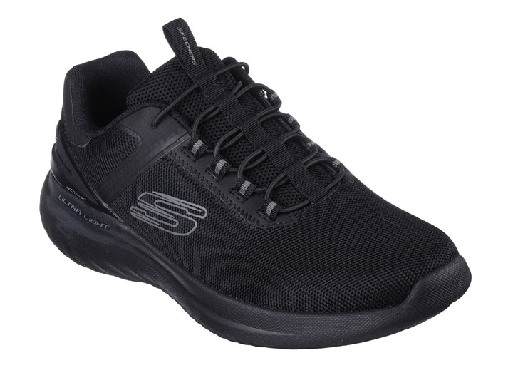 Zapato deportivo Skechers color negro con tejido de malla y suela ligera.