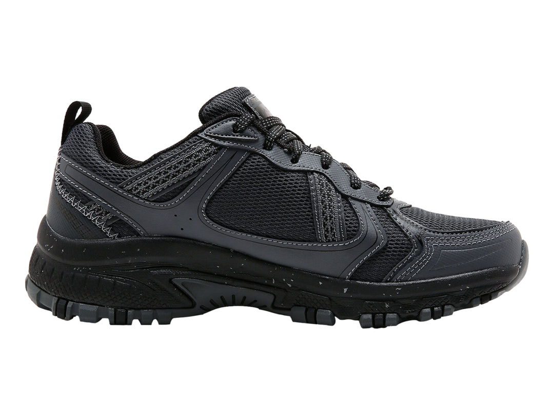 Zapato deportivo Skechers para hombre en colores negro y gris, diseño outdoor con suela rugosa y malla transpirable.