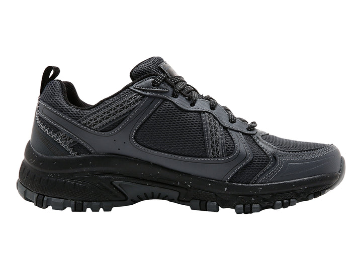 Zapato deportivo Skechers para hombre en colores negro y gris, diseño outdoor con suela rugosa y malla transpirable.