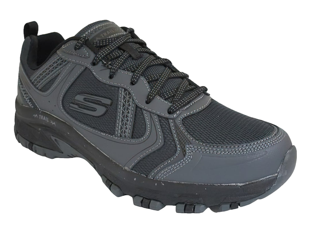 Zapato deportivo Skechers para hombre en colores negro y gris, diseño outdoor con suela rugosa y malla transpirable.
