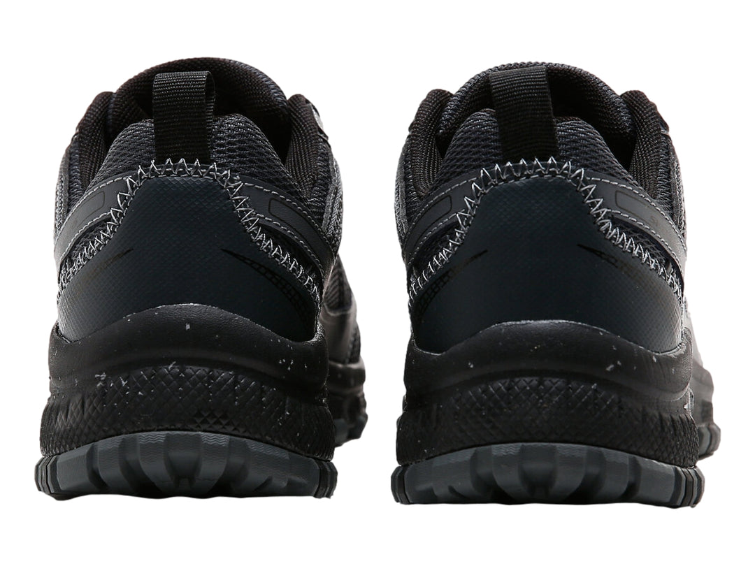 Zapato deportivo Skechers para hombre en colores negro y gris, diseño outdoor con suela rugosa y malla transpirable.