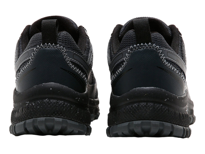 Zapato deportivo Skechers para hombre en colores negro y gris, diseño outdoor con suela rugosa y malla transpirable.