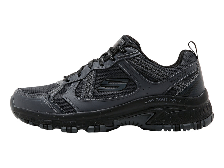Zapato deportivo Skechers para hombre en colores negro y gris, diseño outdoor con suela rugosa y malla transpirable.