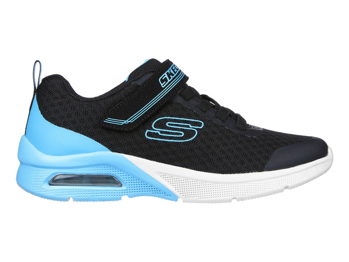 Tenis deportivos Skechers para niña en color negro con detalles en azul claro y suela blanca.